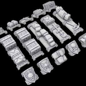 Può includere: Una collezione di miniature di terreno a tema fantasy grigio chiaro. Include forzieri, barili, scudi con emblemi di teschio e altri componenti dettagliati. Ideale per giochi da tavolo o modellismo.