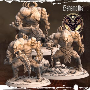 Peut inclure: Plusieurs figurines fantastiques beiges détaillées. Les figurines musclées portent des casques à cornes, des visages en forme de crâne et des armes enchaînées. Elles sont posées sur des socles circulaires, avec un tas de crânes au premier plan. Le mot "Behemoths" est visible.