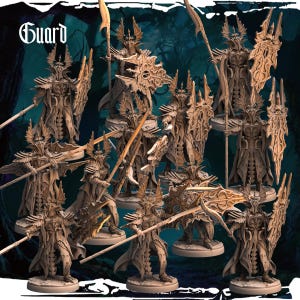Può includere: Una collezione di figurine in miniatura di colore marrone chiaro, riccamente dettagliate, di guardie corazzate, ciascuna in posa con armi come lance, spade e scudi. La parola "Guard" è visualizzata in un carattere stilizzato. Le figure sono su basi circolari.