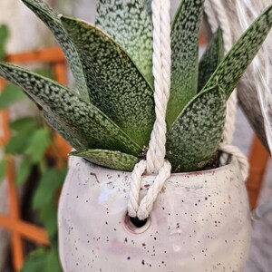 Petit pot suspendu en céramique – Pièce unique faite main