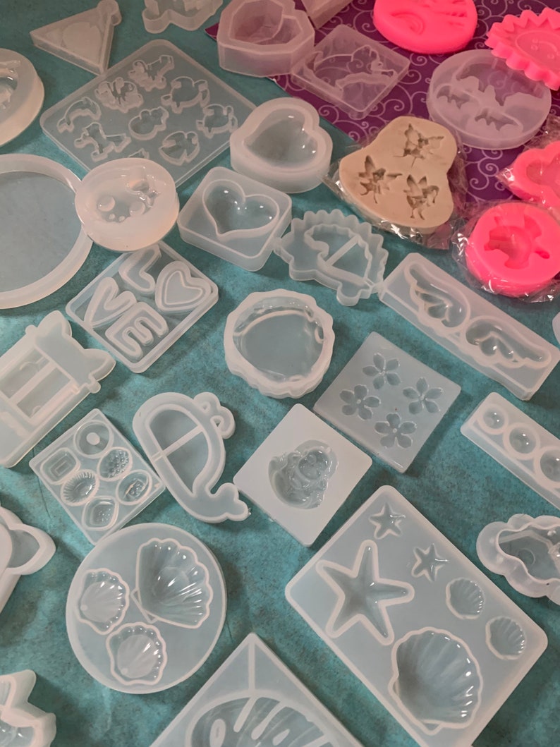 15 dollar Random bundle, Glitter and molds set, 4 assorted random molds and 5 sample packs of glitter for resin, 