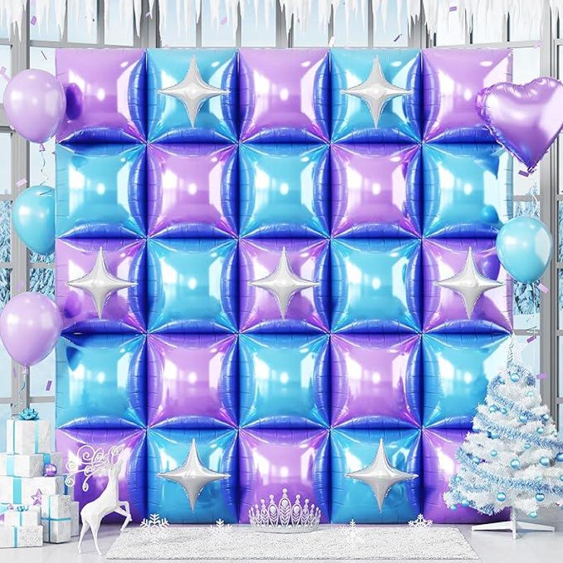 Pu&ograve; includere: Uno sfondo decorativo con una griglia di quadrati blu e viola, accenti di stelle argentate e palloncini viola e blu. Sono presenti anche un albero di Natale bianco e una corona d'argento.