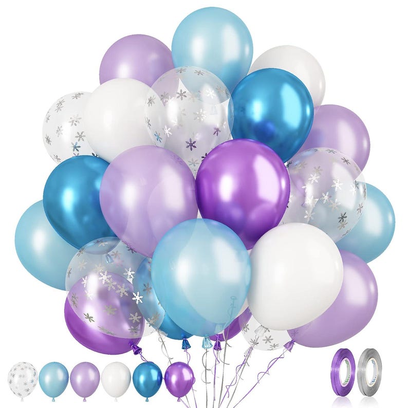 Puede incluir: Un conjunto de globos coloridos en tonos de azul, morado y blanco. Algunos globos son lisos, mientras que otros son transparentes con dise&ntilde;os de copos de nieve. Se ven cintas y globos adicionales en la parte inferior.