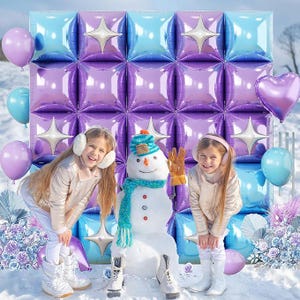 Pu&ograve; includere: Una scena a tema invernale con un pupazzo di neve, palloncini e uno sfondo di quadrati blu e viola. Il pupazzo di neve indossa un cappello e una sciarpa blu. Sono presenti anche palloncini a forma di stella e di cuore.