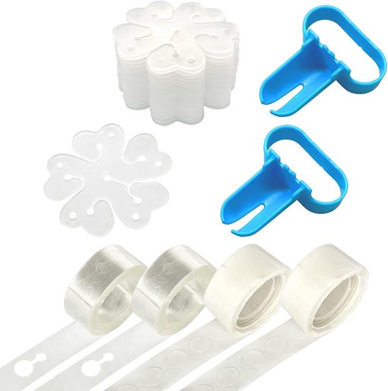 Pu&ograve; includere: Un assortimento di articoli per feste, tra cui clip trasparenti per palloncini, strumenti blu per legare palloncini e strisce adesive trasparenti con ritagli circolari. Per decorazioni per feste.