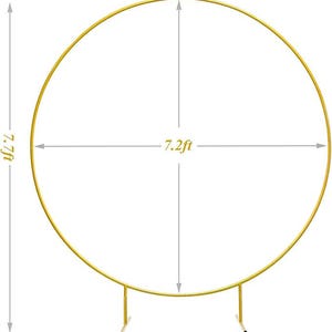 Puede incluir: Un arco circular de metal dorado, de 2,2 metros de ancho y 2,3 metros de alto. El arco est&aacute; sostenido por dos peque&ntilde;as patas en la base. Ideal para bodas, fiestas u otros eventos especiales.