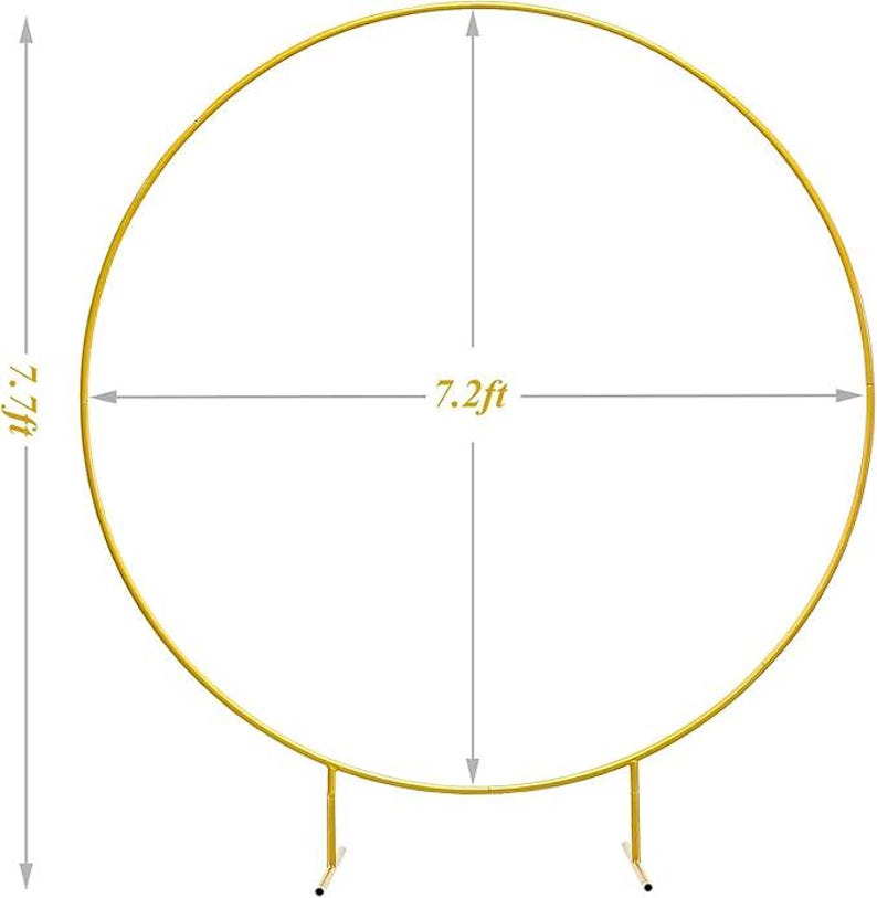 Puede incluir: Un arco circular de metal dorado, de 2,2 metros de ancho y 2,3 metros de alto. El arco est&aacute; sostenido por dos peque&ntilde;as patas en la base. Ideal para bodas, fiestas u otros eventos especiales.