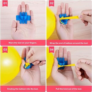 Pu&ograve; includere: Una guida passo passo che mostra come usare uno strumento blu per annodare i palloncini. Lo strumento &egrave; tenuto in una mano e il processo prevede l'avvolgimento, l'annodatura e il tiraggio dell'estremit&agrave; del palloncino. Il testo nell'immagine recita: "Ware the tool on your fingers."