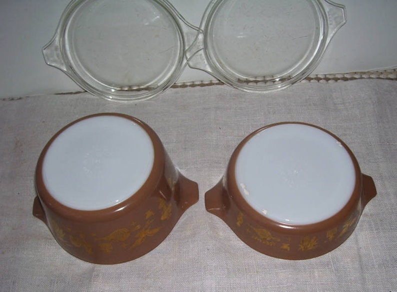 1 QT Size Early American Cinderella Pattern 473 Cinderella with Clear Lid, Pyrex 471 1 Pt 2 Vintage Pyrex Casserole Brown Bowls w Lids