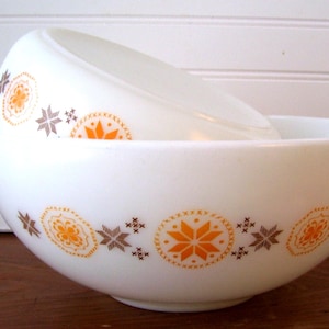 2 Pyrex Town and Country Bowls - Oval  043 - 1 1/2 qt and  Round Cinderella 444 - 4 qt - no Lids