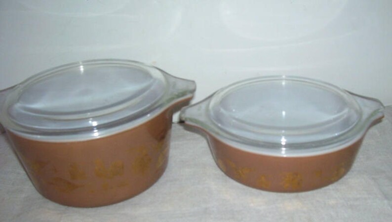 1 QT Size Early American Cinderella Pattern 473 Cinderella with Clear Lid, Pyrex 471 1 Pt 2 Vintage Pyrex Casserole Brown Bowls w Lids
