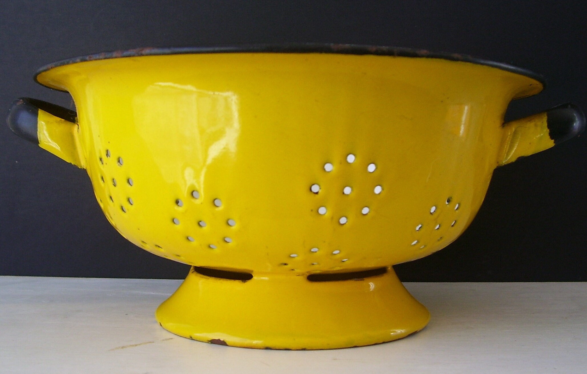 Ancienne Passoire Emaillée Decor Floral Jaune Et Rouge Cuisine