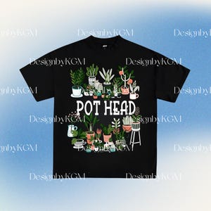 Op de afbeelding: Zwart T-shirt met een ontwerp van potplanten en de witte tekst "POT HEAD". De planten staan in verschillende potten en maten. Het T-shirt heeft een ronde hals en korte mouwen, ideaal voor dagelijks gebruik.