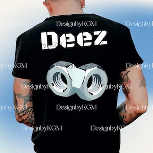 Puede incluir: Camiseta negra con la palabra "Deez" en fuente de plantilla blanca sobre un gráfico de dos tuercas estilizadas. La camiseta tiene el texto "DesignbyKGM" repetido alrededor de la imagen.