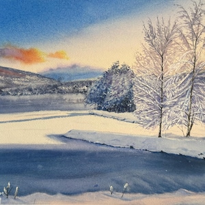 Acquerello invernale dipinto a mano / Lago di montagna innevato con pini / Paesaggio originale su carta di cotone 38 x 27 cm / Decorazione murale naturalistica