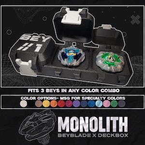Puede incluir: Caja Monolith negra para Beyblade, con tres Beyblades. La caja tiene un cierre blanco y el texto "BEY #1" en el lateral. La imagen incluye opciones de color y el texto "FITS 3 BEYS IN ANY COLOR COMBO".