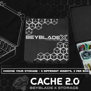 Può includere: Custodia nera per riporre i giocattoli Beyblade X, con un inserto interno bianco. La custodia è aperta, rivelando vari Beyblade colorati. Il testo "CACHE 2.0 BEYBLADE X STORAGE" è visualizzato.