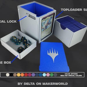 Puede incluir: Una caja blanca para guardar cartas con interior azul, ranura para toploader y una caja separada para dados. La caja tiene un cierre mecánico y una funda azul para cartas con un emblema blanco.