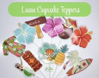 Könnte beinhalten: Luau-Cupcake-Topper mit tropischen Designs. Die Topper zeigen Hibiskusblüten, eine Tiki-Maske, ein Surfbrett und ein Kokosnussgetränk mit einem Schirm. Die Topper sind auf weißen Stäben angebracht und eignen sich für eine hawaiianische Party.