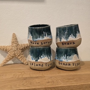 Handgemachter Keramikbecher – Beach Vibes – Ocean / Wave / Island – Steinzeug Becher – maritimer Becher – Geschenk Meerliebhaber