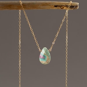 Może przedstawiać: Złoty naszyjnik z łańcuszkiem i wisiorem w kształcie łzy, wykonanym z zielonego, różowego i białego kamienia szlachetnego.