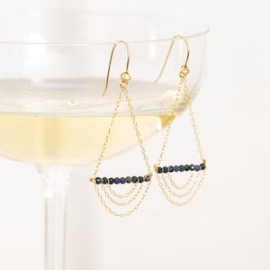 Brincos Chandelier Simply Sapphire: Ouro 14k preenchido com pedras preciosas de safira genuínas