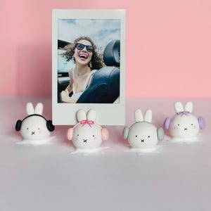 Porta-Ciondolo in pasta polimerica Miffy con cuffie, supporto K-pop per cuffie a forma di coniglietto, foto Polaroid personalizzata, ciondolo a forma di coniglietto, mini porta-foto.