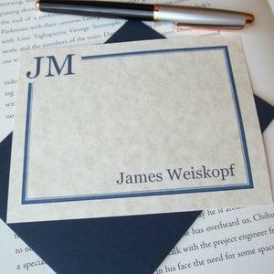 Papeterie personnalisée monogrammée bleu marine. Ensemble de 10 cartes plates avec enveloppes.