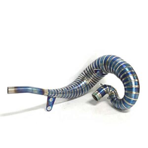 Puede incluir: Un tubo de escape de motocicleta azul y plateado con un diseño curvo. El tubo tiene una serie de líneas paralelas y está hecho de metal. El tubo de escape está diseñado para una motocicleta y tiene un acabado brillante.