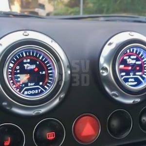 Könnte beinhalten: Zwei silberfarbene Anzeigen mit schwarzen Zifferblättern und weißen Zeigern. Die Anzeige links zeigt "BOOST" an und hat eine Balkenanzeige von 0 bis 1,8. Die Anzeige rechts zeigt "OIL TEMP" an und hat eine Skala von 40 bis 120.