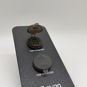 Adaptador USB doble para Land Rover Discovery 2 TD5. Fabricado en PA12 resistente, con módulo USB incluido.