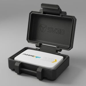 Può includere: Custodia rettangolare nera aperta con coperchio incernierato. Contiene una carta bianca con la scritta "moone'go" e un design a freccia gialla. Il logo "SV3D" è visibile sul coperchio. Per proteggere le carte.