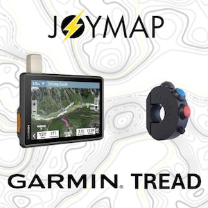Op de afbeelding: Een zwart Garmin Tread GPS-apparaat met een kleurenscherm waarop een kaart en de tekst "Driving South" wordt weergegeven. Het apparaat is bevestigd aan een zwarte stuurbevestiging met een blauwe en rode knop.