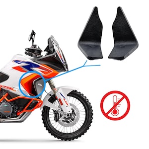 Peut inclure: Une moto KTM blanche, orange et bleue avec des accessoires noirs. Deux pièces de moto triangulaires noires sont présentées à côté de la moto. Un cercle rouge avec un thermomètre barré est en bas à droite.