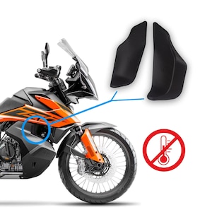 Puede incluir: Piezas negras de carenado de motocicleta con un diseño estilizado, que se muestran junto a una motocicleta naranja y negra. La imagen incluye un símbolo de no calor, lo que sugiere que las piezas están diseñadas para gestionar el calor. La motocicleta tiene un parabrisas y detalles en naranja.