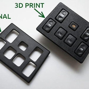 Può includere: Vengono mostrati due pannelli interni per auto neri. Uno è un pannello vuoto con ritagli rettangolari, etichettato "ORIGINAL". L'altro è un pannello stampato in 3D con pulsanti per i comandi dei finestrini e i sedili riscaldati, etichettato "3D PRINT".