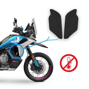 Può includere: Una moto blu e bianca, con componenti neri e una ruota anteriore prominente. Due parti nere della moto sono mostrate separatamente. È visibile anche un cerchio rosso con un termometro barrato.