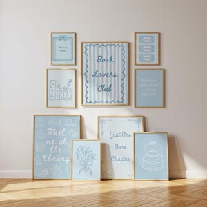 Puede incluir: Un conjunto de láminas enmarcadas en tonos azul claro y blanco. Las láminas presentan ilustraciones y textos relacionados con los libros, incluyendo "Book Lovers Club" y "Meet me at the library". Los marcos son dorados.
