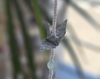 Adorno de grulla de origami de cristal marino con borla de cristal / Decoración colgante de papel azul verdoso