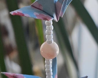 Coastal Bloom origami kraanornament | Blauwroze autospiegelbedel met gouden hanger | Op de oceaan geïnspireerd hangdecor | Handgemaakt cadeau