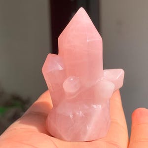 Pointe de la baguette de la tour en quartz rose naturel de 2,2 po., Obélisque fait main, Décoration de la maison, Spécimen de cristal, Cadeau de guérison en cristal 1 pc