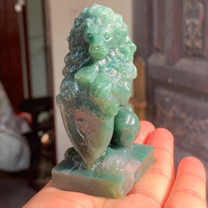 3&quot; crâne de lion en agate mousse : sculpture sur cristal de quartz