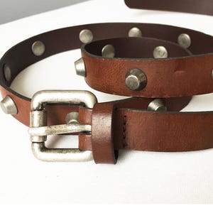 Patrizia Pepe Vintage Italiaanse bruine dunne leren riem met studs, 80-92 cm, 31-36&quot;