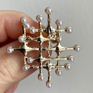 Modernistische abstracte speld, parelbroche in vintage stijl