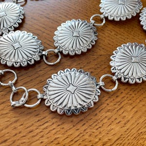 Westerngürtel aus silberfarbenem Metall Concho