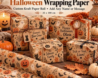 Puede incluir: Un rollo de papel de regalo kraft marrón y cuatro cajas de regalo decoradas con un patrón de Halloween de calabazas, fantasmas, gatos negros, murciélagos y telarañas. El papel incluye textos personalizados como Emma's Boo Crew, Happy Halloween Olivia, The Johnson Family y Trick or Treat, Liam.