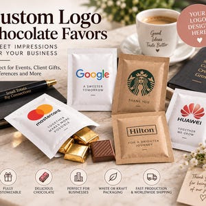 Pode incluir: Lembranças de chocolate personalizadas em embalagens de papel branco e kraft com vários logotipos corporativos, incluindo Google, Mastercard, Starbucks, Hilton e Huawei. Os chocolates quadrados estão dispostos ao lado de um caderno preto e uma caneta.