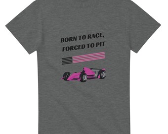 Camiseta de carreras de F1 - 'Nacido para correr, obligado a entrar en boxes' - Edición coche rosa