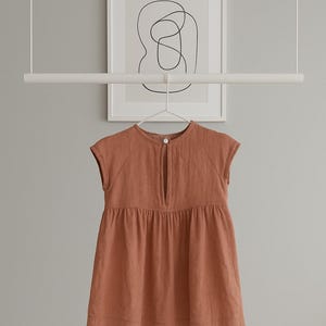 ミニマルな金属製吊り下げ式洋服ラック | 天井取り付け式クローゼットロッド | 玄関または泥除け用コートフック | モダンな吊り下げ式洋服ラック