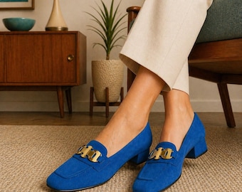 Mocasines vintage de gamuza azul con tacón dorado, talla 7.5, estilo mediados de siglo.